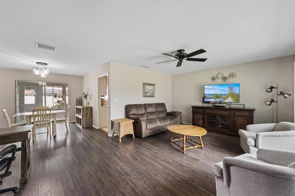For Sale: $385,000 (2 beds, 2 baths, 1420 Square Feet)