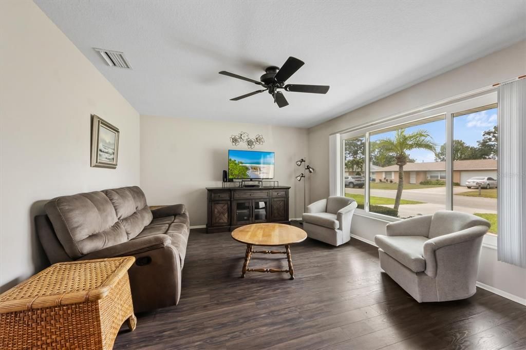 For Sale: $385,000 (2 beds, 2 baths, 1420 Square Feet)