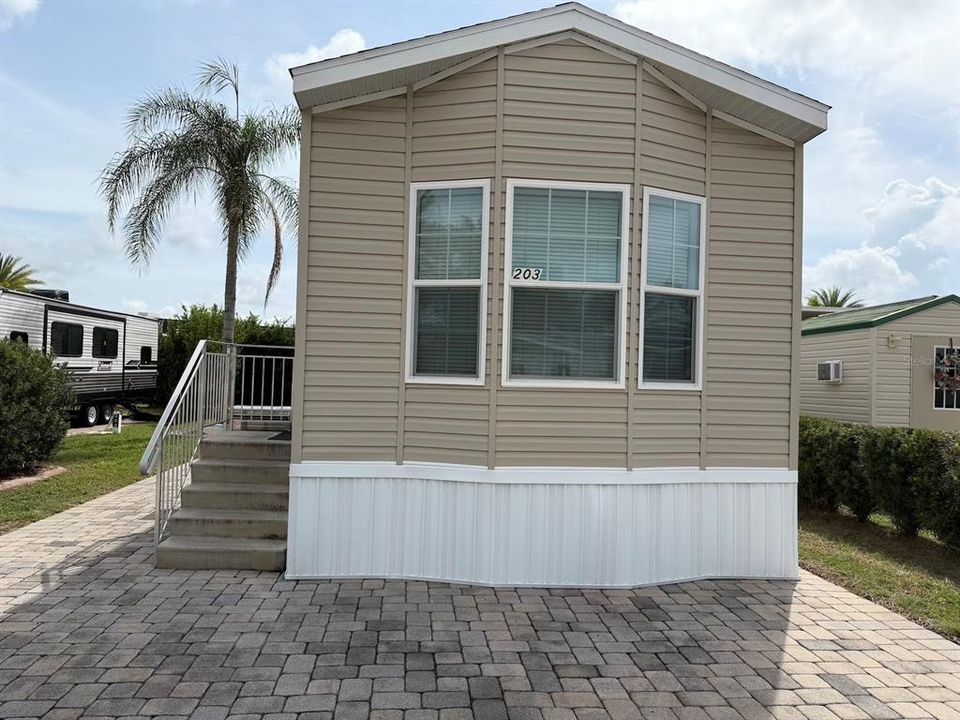 For Sale: $159,900 (1 beds, 1 baths, 481 Square Feet)