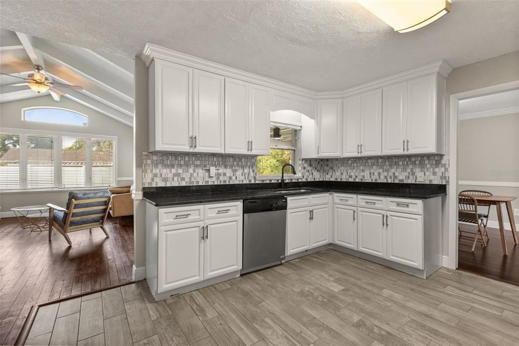 На продажу: $425,000 (3 спален, 3 ванн, 1651 Квадратных фут)