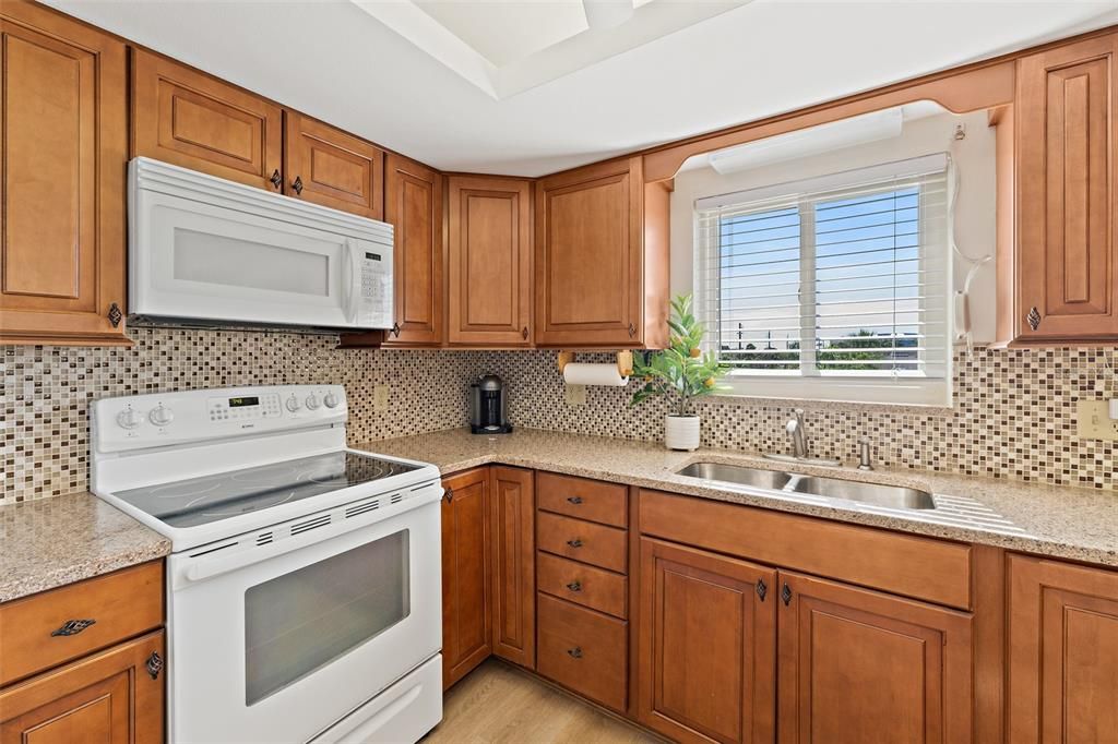 For Sale: $324,900 (2 beds, 2 baths, 1280 Square Feet)