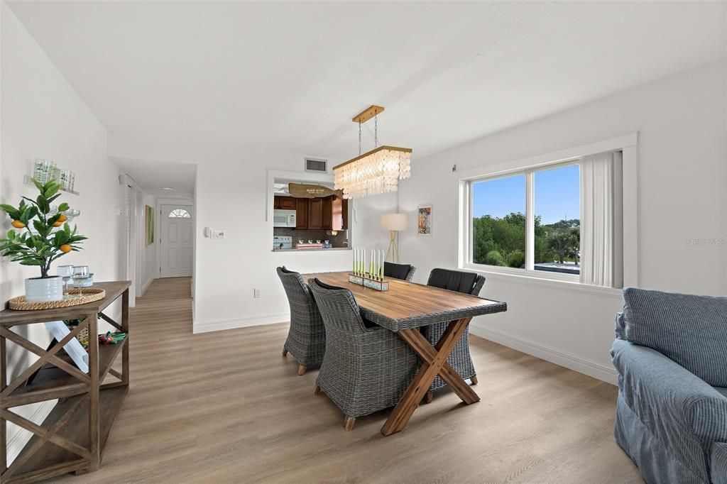 For Sale: $324,900 (2 beds, 2 baths, 1280 Square Feet)