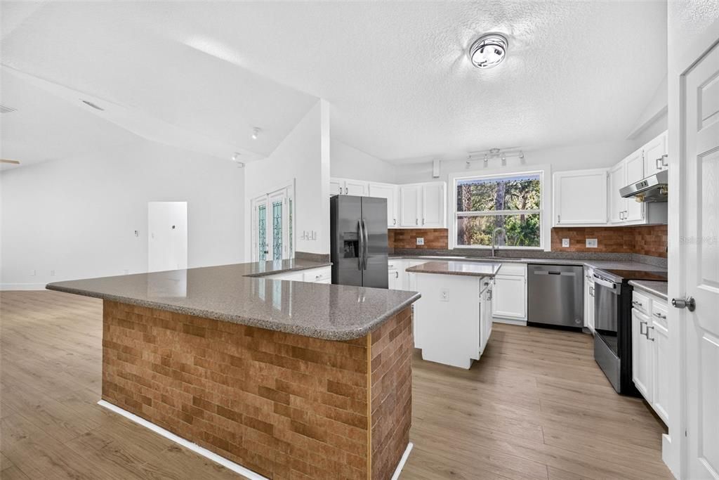 For Sale: $374,900 (3 beds, 2 baths, 1716 Square Feet)
