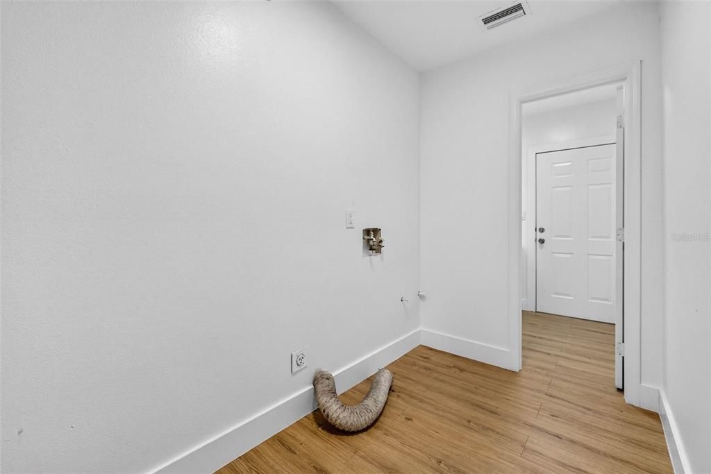 For Sale: $374,900 (3 beds, 2 baths, 1716 Square Feet)