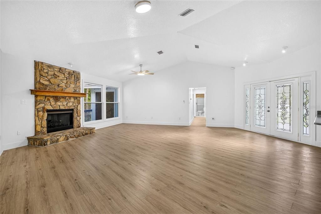 For Sale: $374,900 (3 beds, 2 baths, 1716 Square Feet)