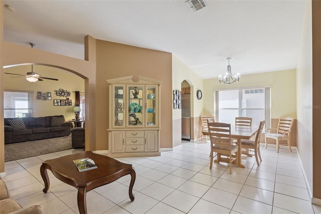 Activo con contrato: $359,000 (3 camas, 2 baños, 1498 Pies cuadrados)