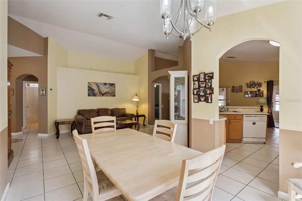 Activo con contrato: $359,000 (3 camas, 2 baños, 1498 Pies cuadrados)