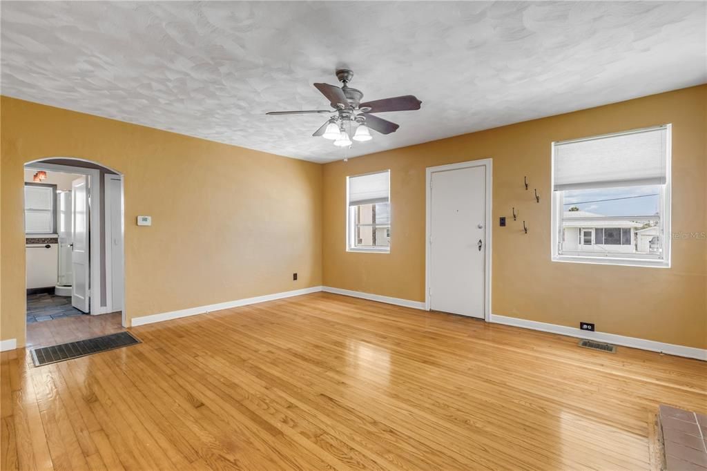 For Sale: $315,000 (2 beds, 2 baths, 1193 Square Feet)