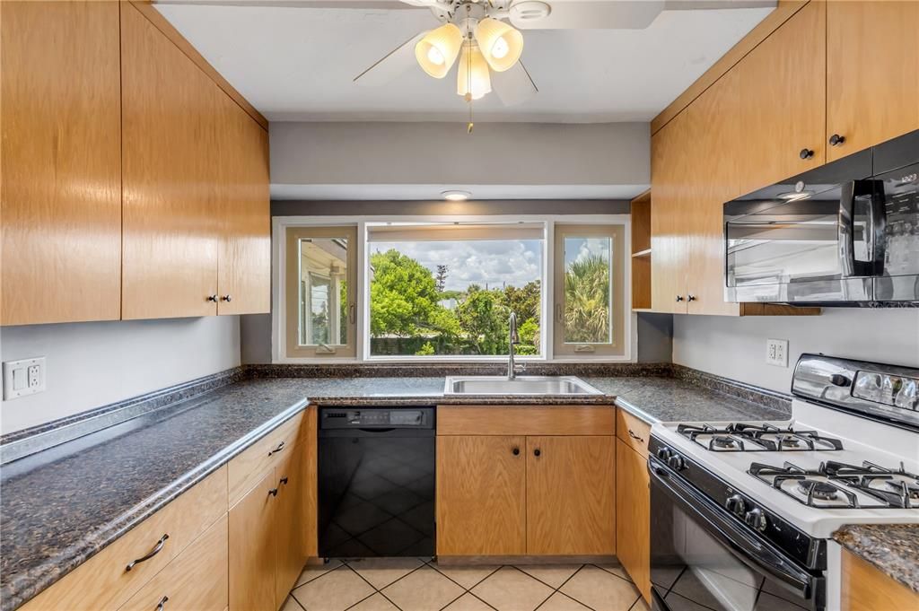 For Sale: $315,000 (2 beds, 2 baths, 1193 Square Feet)