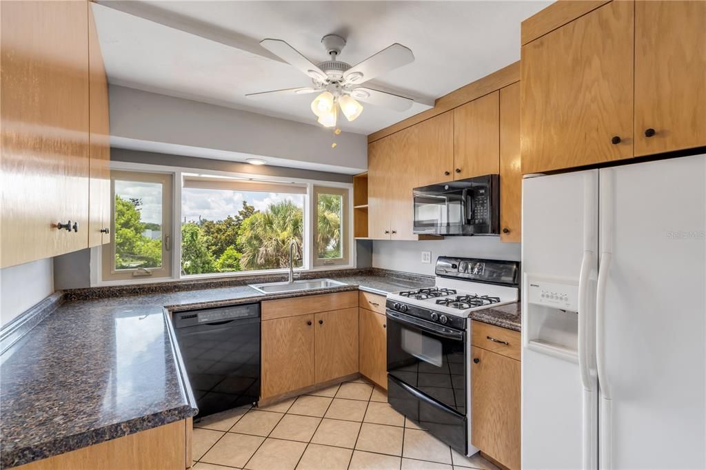 For Sale: $315,000 (2 beds, 2 baths, 1193 Square Feet)