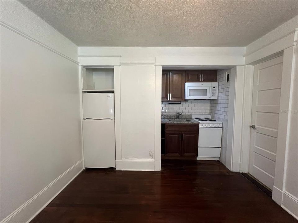 For Rent: $1,250 (1 beds, 1 baths, 357 Square Feet)