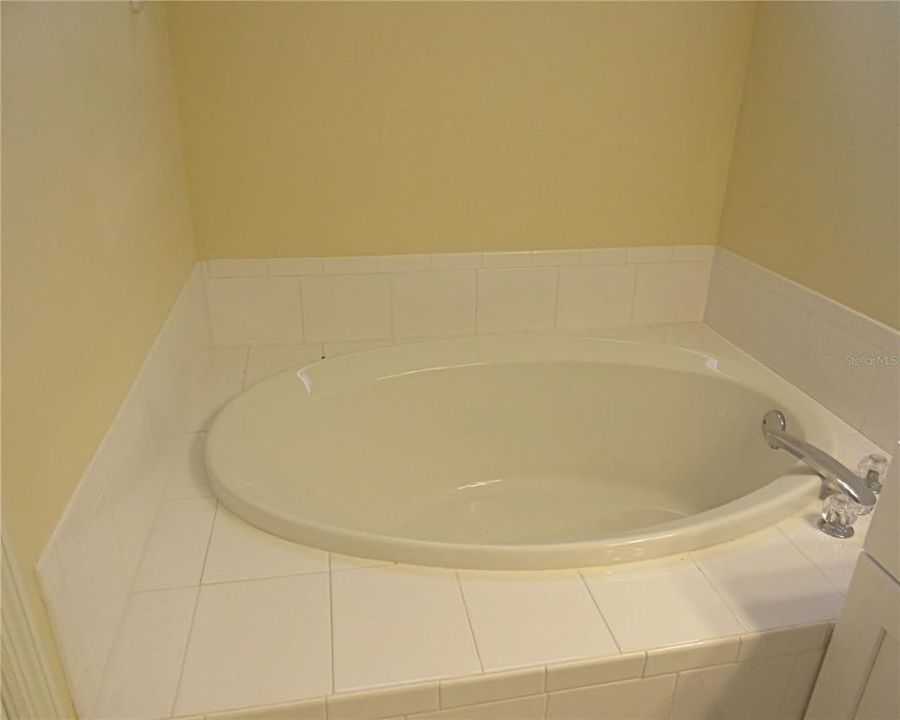 Active With Contract: $2,595 (3 beds, 2 baths, 1657 Square Feet)