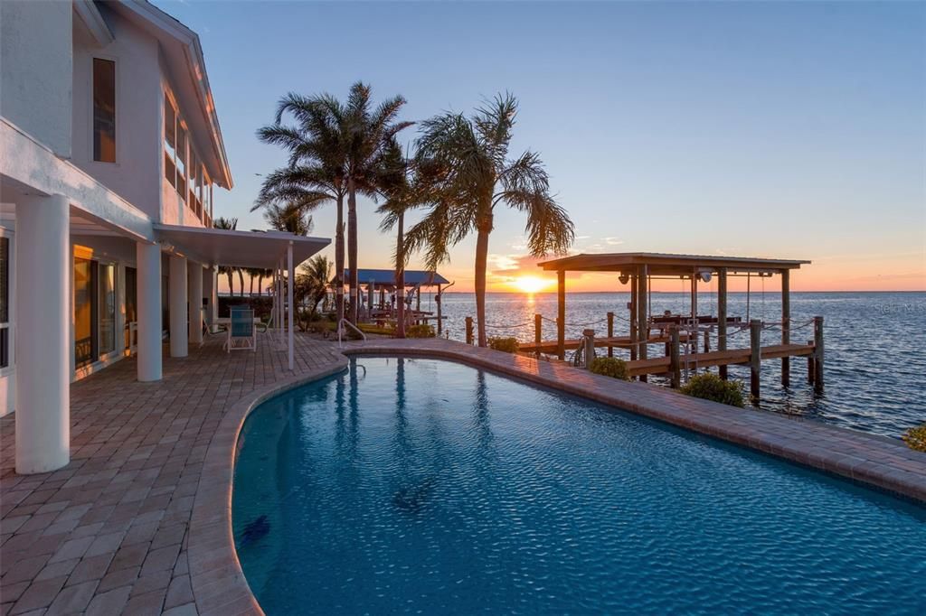 En Venta: $2,599,999 (4 camas, 4 baños, 3526 Pies cuadrados)
