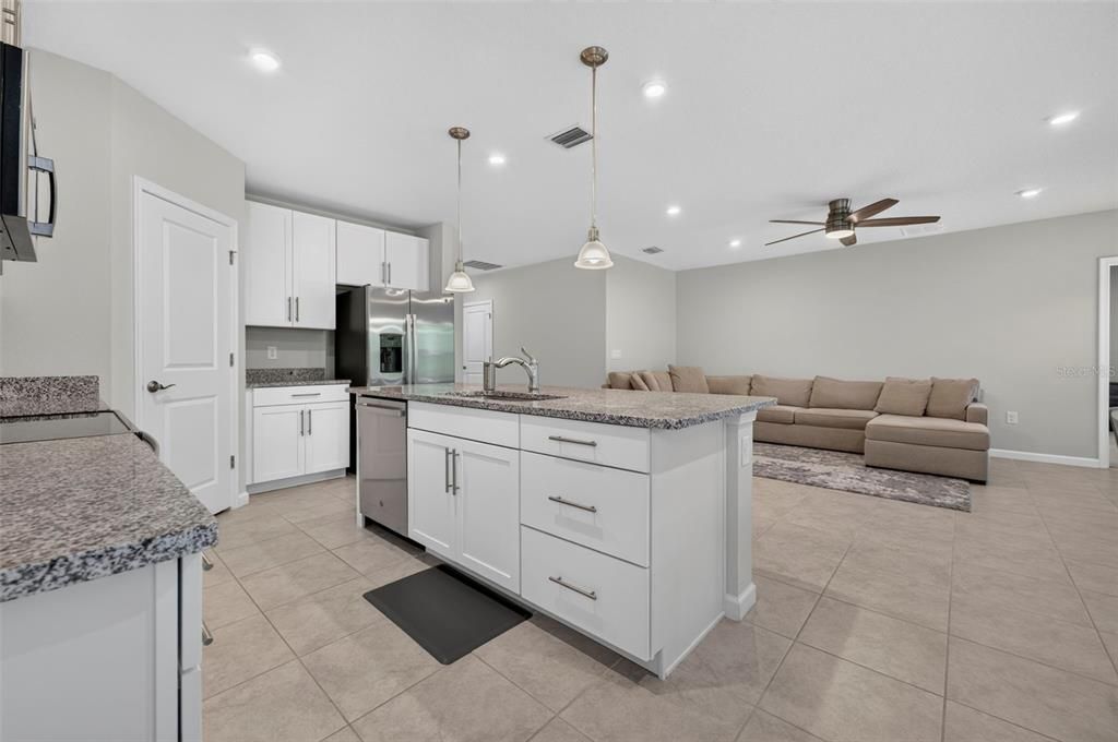 На продажу: $385,000 (4 спален, 2 ванн, 1808 Квадратных фут)