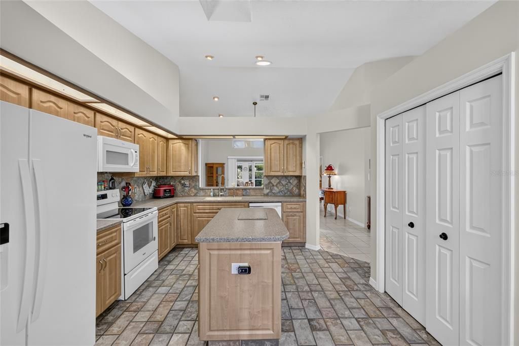 For Sale: $375,000 (3 beds, 2 baths, 1780 Square Feet)