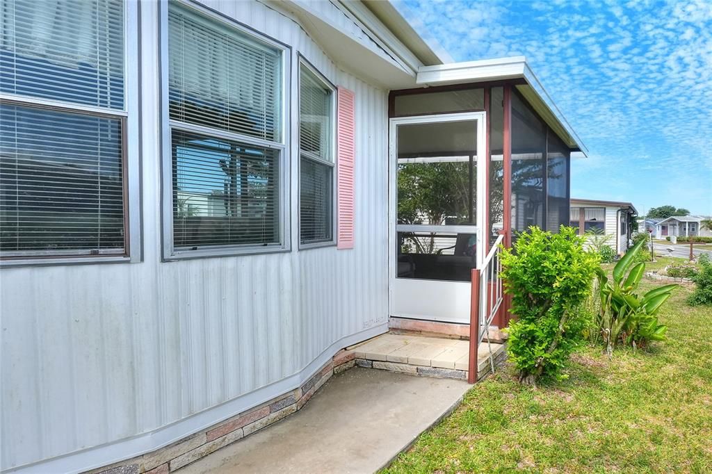 На продажу: $129,900 (2 спален, 2 ванн, 925 Квадратных фут)