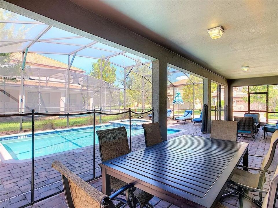 For Sale: $680,000 (7 beds, 5 baths, 3604 Square Feet)