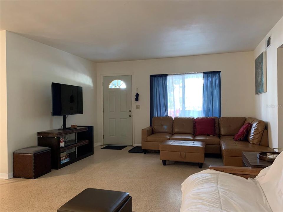 For Rent: $2,700 (2 beds, 1 baths, 2074 Square Feet)