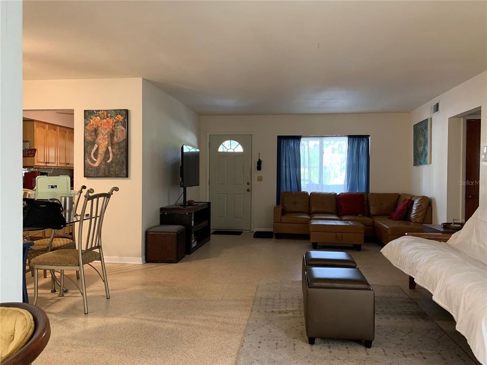 For Rent: $2,700 (2 beds, 1 baths, 2074 Square Feet)