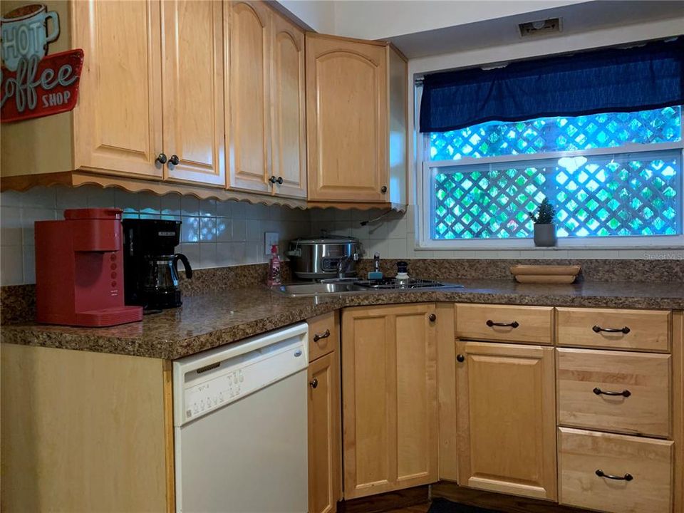 For Rent: $2,700 (2 beds, 1 baths, 2074 Square Feet)