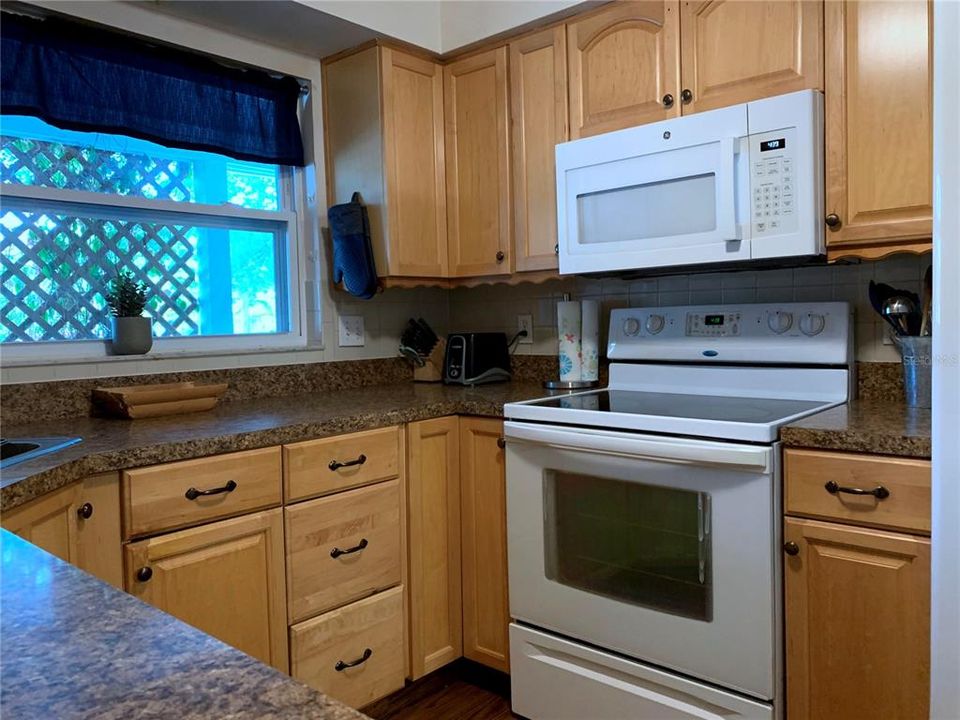 For Rent: $2,700 (2 beds, 1 baths, 2074 Square Feet)