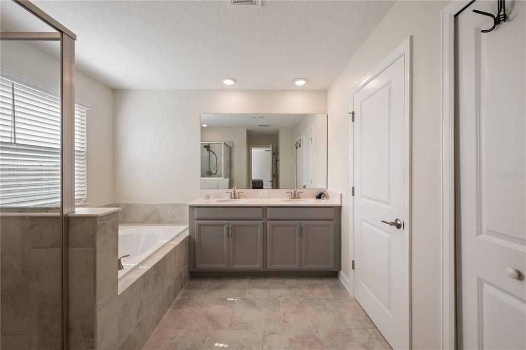 For Sale: $565,000 (5 beds, 4 baths, 3809 Square Feet)