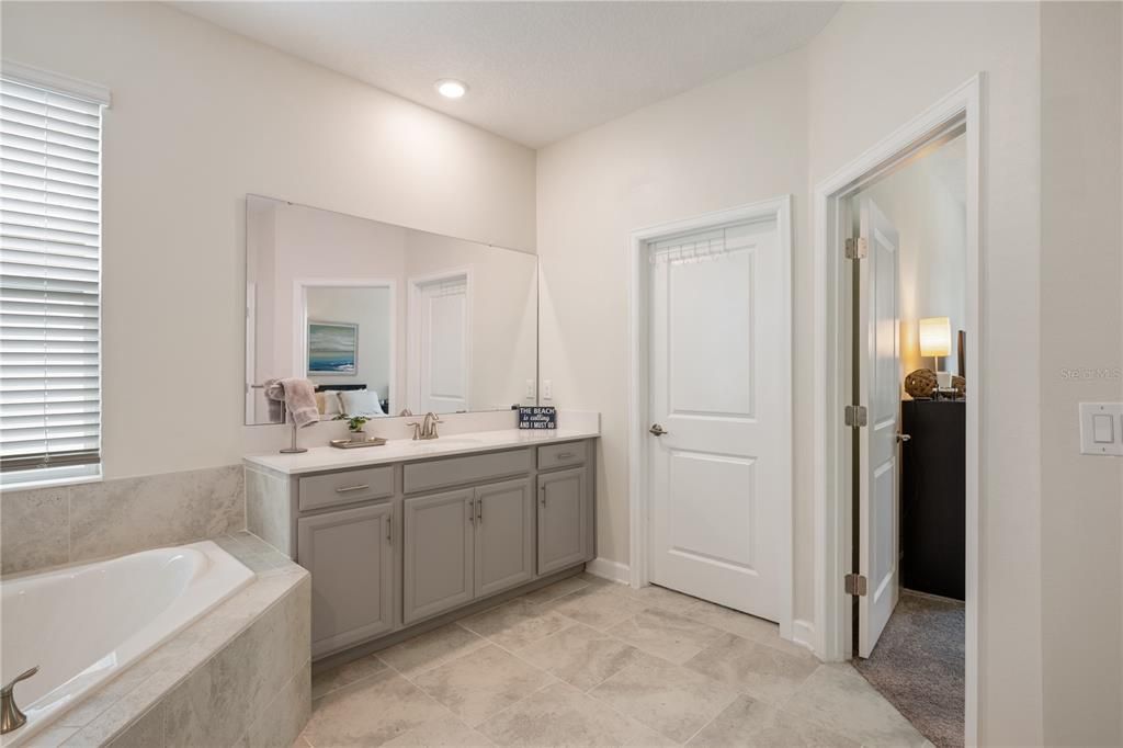 For Sale: $565,000 (5 beds, 4 baths, 3809 Square Feet)