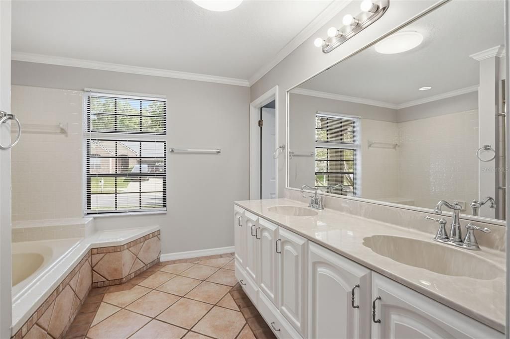 For Sale: $524,999 (4 beds, 2 baths, 1999 Square Feet)