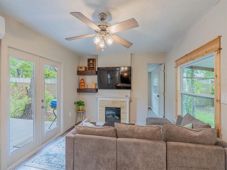 For Sale: $95,000 (2 beds, 1 baths, 720 Square Feet)