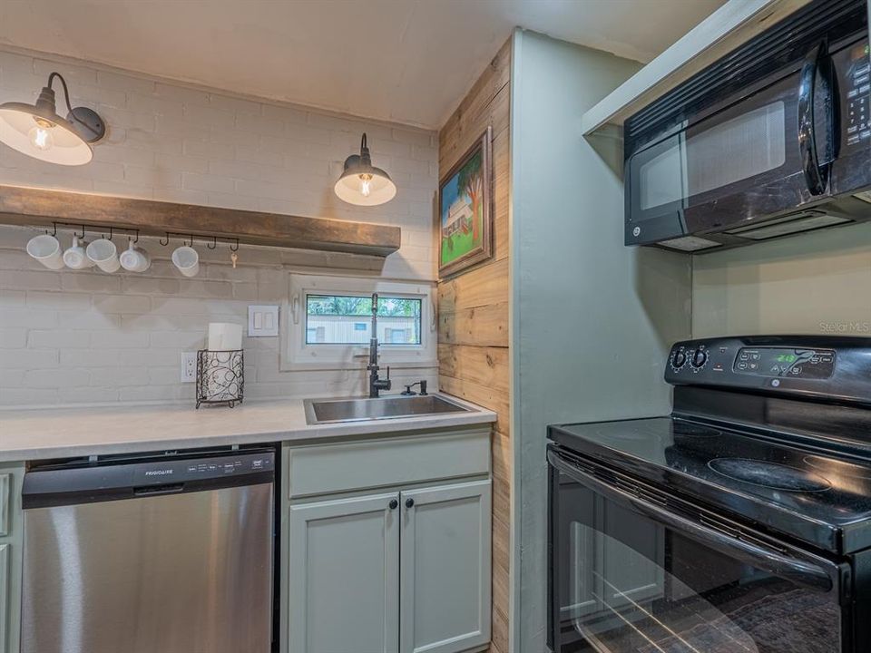 For Sale: $95,000 (2 beds, 1 baths, 720 Square Feet)