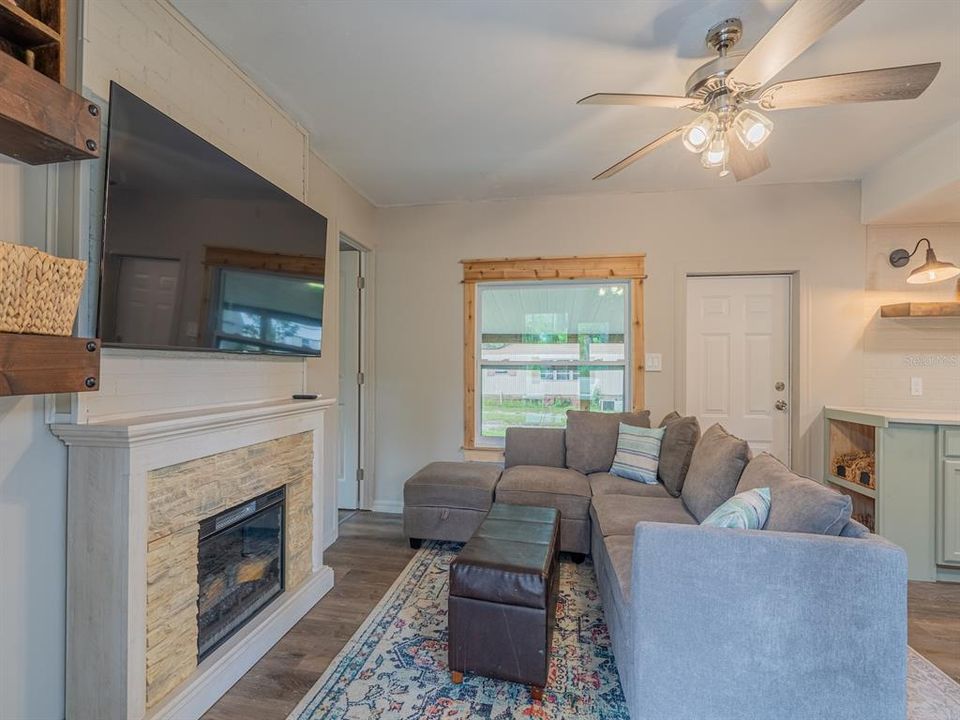 For Sale: $95,000 (2 beds, 1 baths, 720 Square Feet)