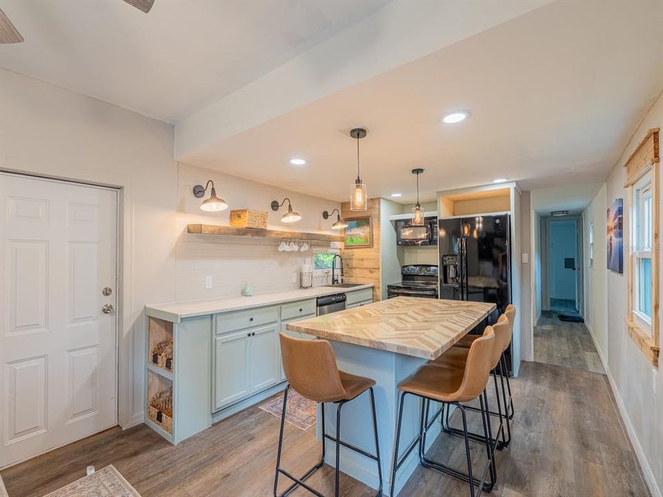 For Sale: $95,000 (2 beds, 1 baths, 720 Square Feet)
