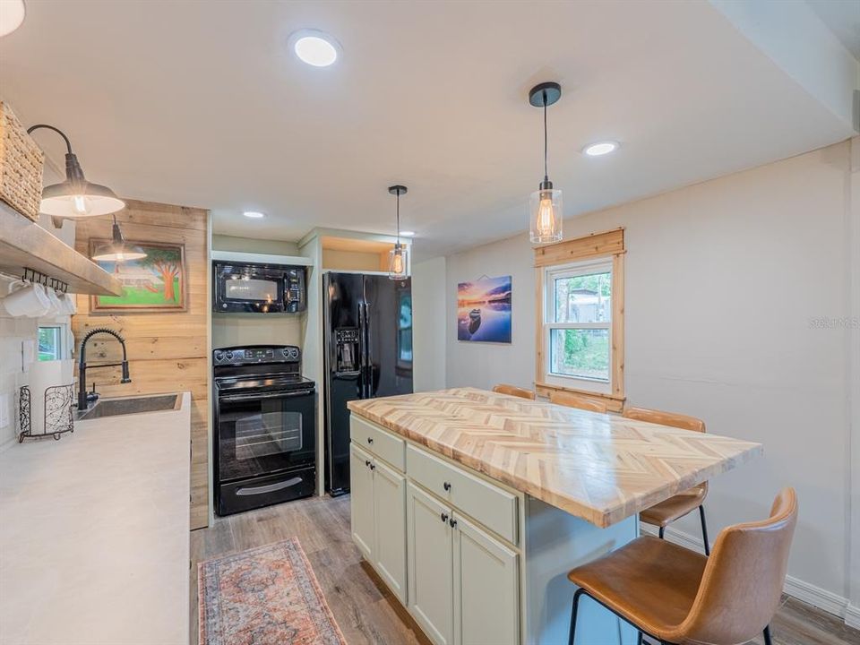 For Sale: $95,000 (2 beds, 1 baths, 720 Square Feet)