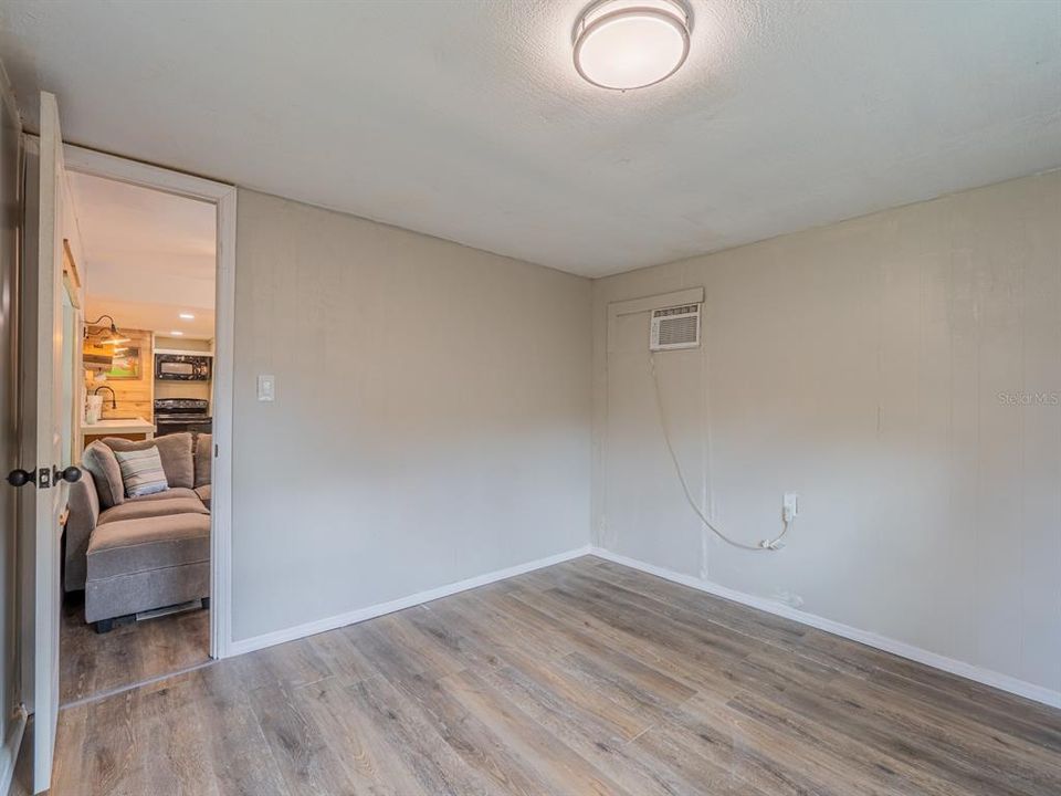 For Sale: $95,000 (2 beds, 1 baths, 720 Square Feet)