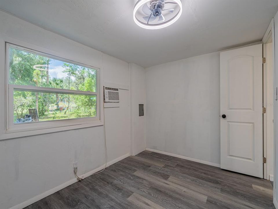 For Sale: $95,000 (2 beds, 1 baths, 720 Square Feet)