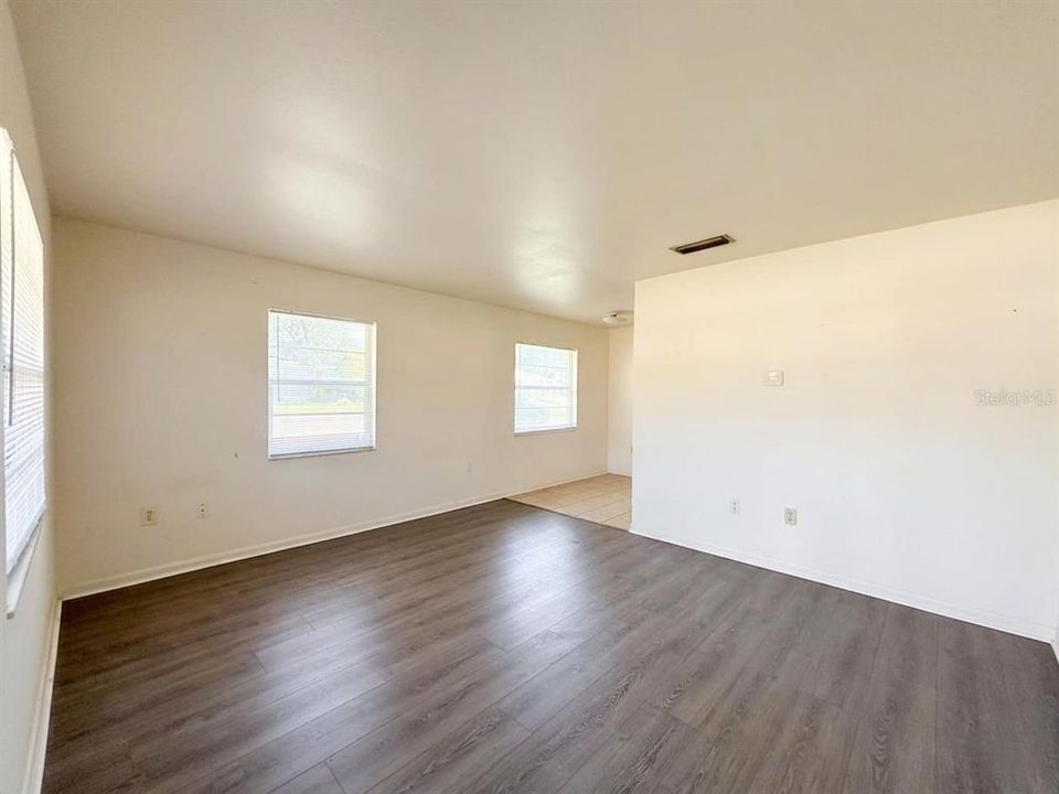 For Rent: $1,295 (2 beds, 1 baths, 985 Square Feet)