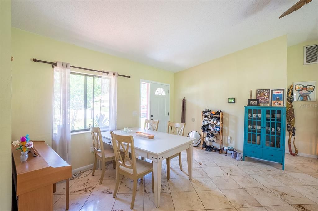 En Venta: $285,000 (3 camas, 2 baños, 1247 Pies cuadrados)