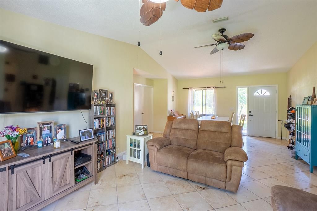 En Venta: $285,000 (3 camas, 2 baños, 1247 Pies cuadrados)