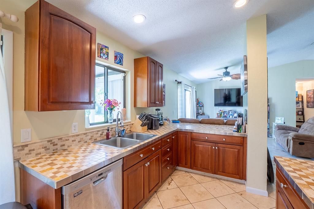 En Venta: $285,000 (3 camas, 2 baños, 1247 Pies cuadrados)