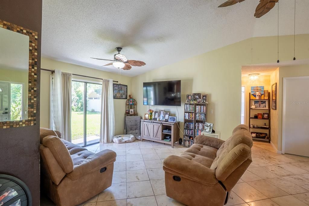 En Venta: $285,000 (3 camas, 2 baños, 1247 Pies cuadrados)
