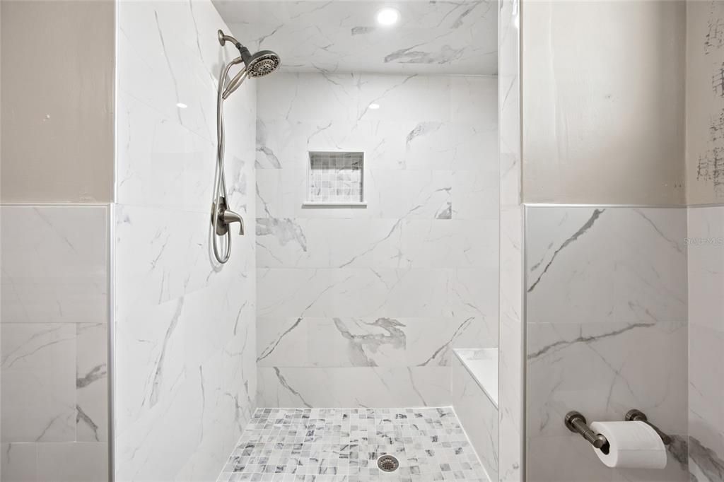 На продажу: $169,900 (2 спален, 2 ванн, 1304 Квадратных фут)