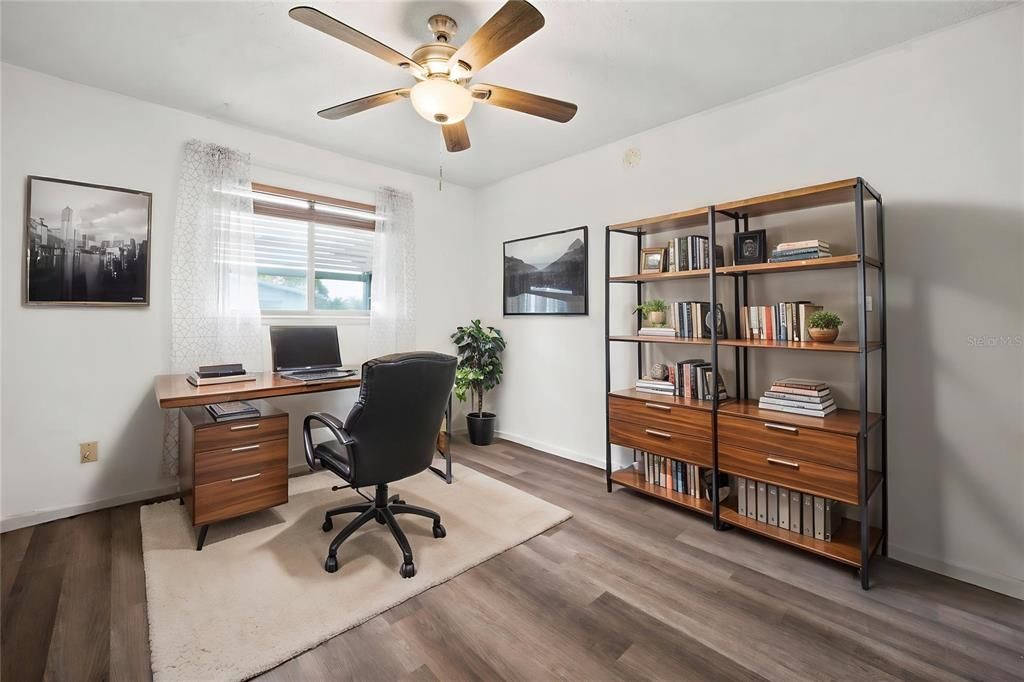 На продажу: $169,900 (2 спален, 2 ванн, 1304 Квадратных фут)