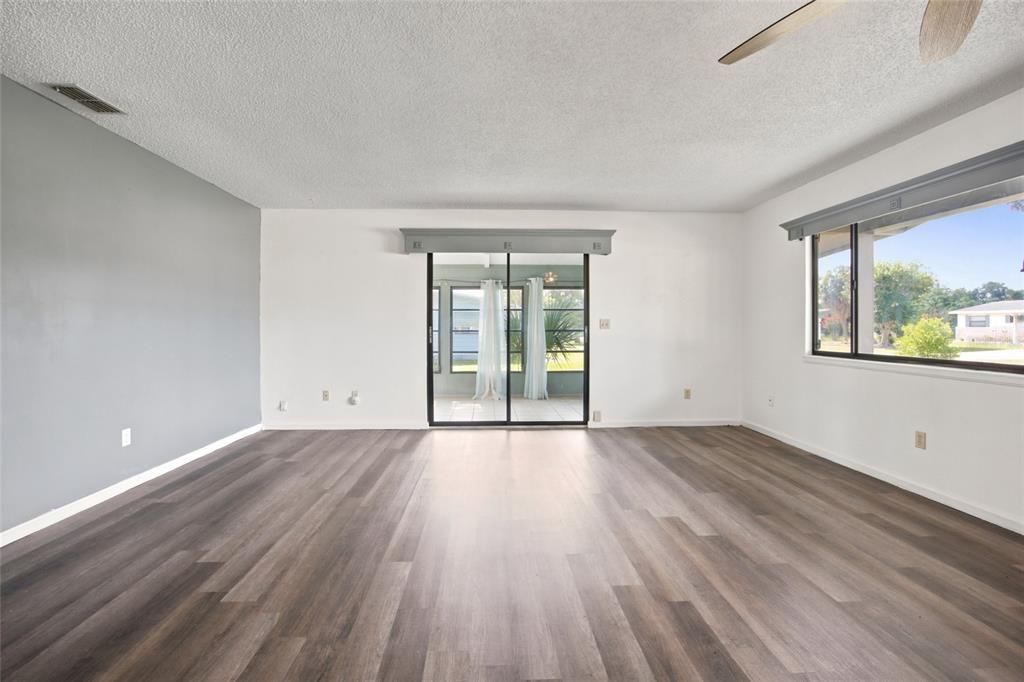 На продажу: $169,900 (2 спален, 2 ванн, 1304 Квадратных фут)