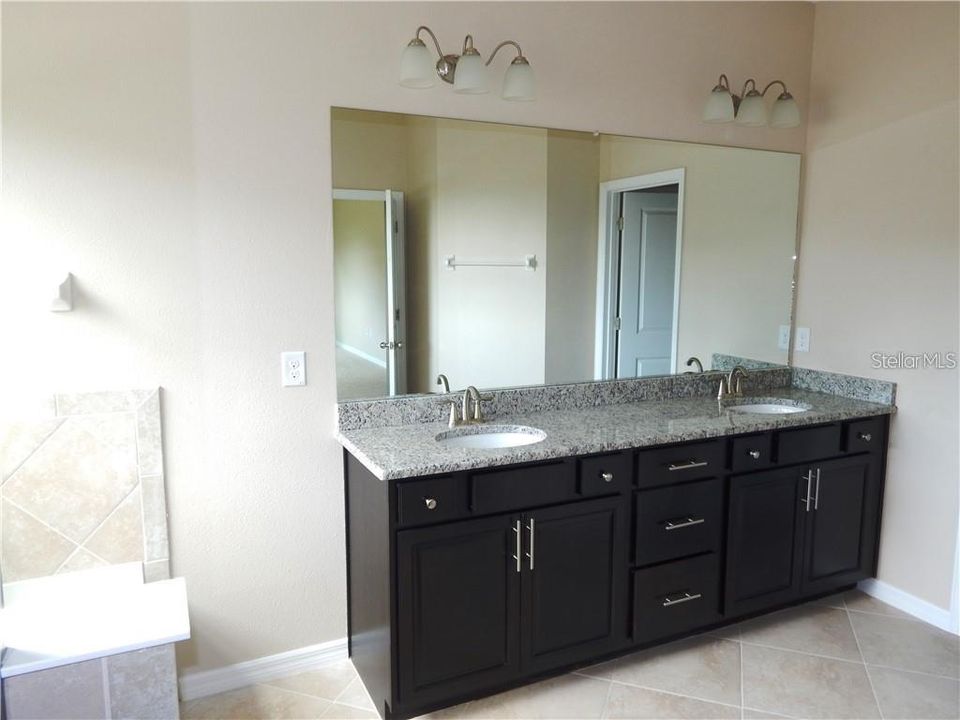 For Rent: $3,145 (4 beds, 3 baths, 2528 Square Feet)