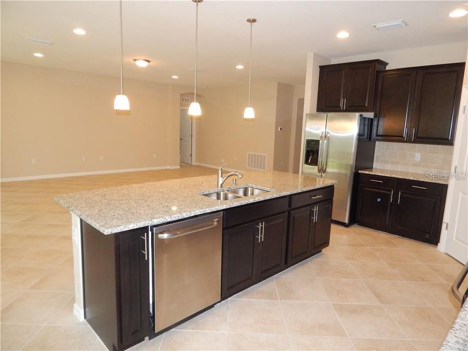 For Rent: $3,145 (4 beds, 3 baths, 2528 Square Feet)