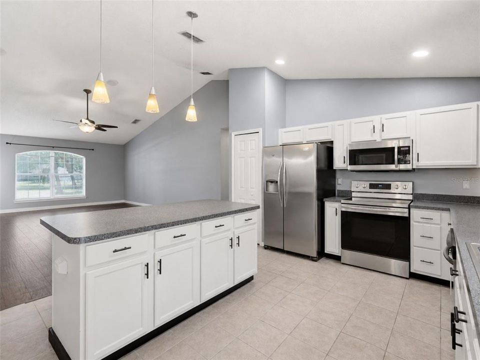 For Sale: $385,000 (3 beds, 2 baths, 1778 Square Feet)