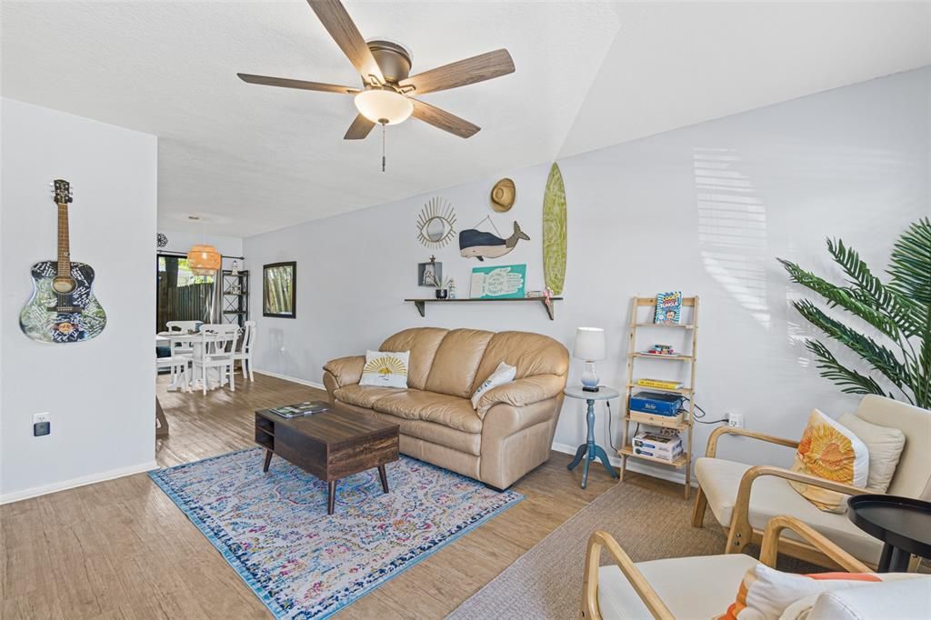 For Sale: $360,000 (2 beds, 1 baths, 1054 Square Feet)