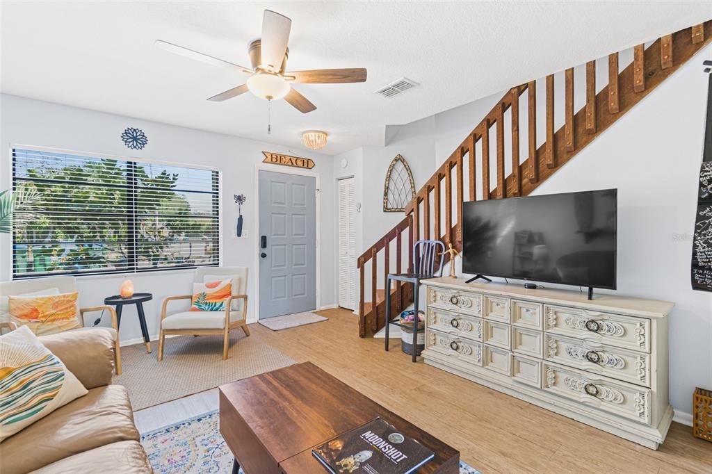 For Sale: $360,000 (2 beds, 1 baths, 1054 Square Feet)