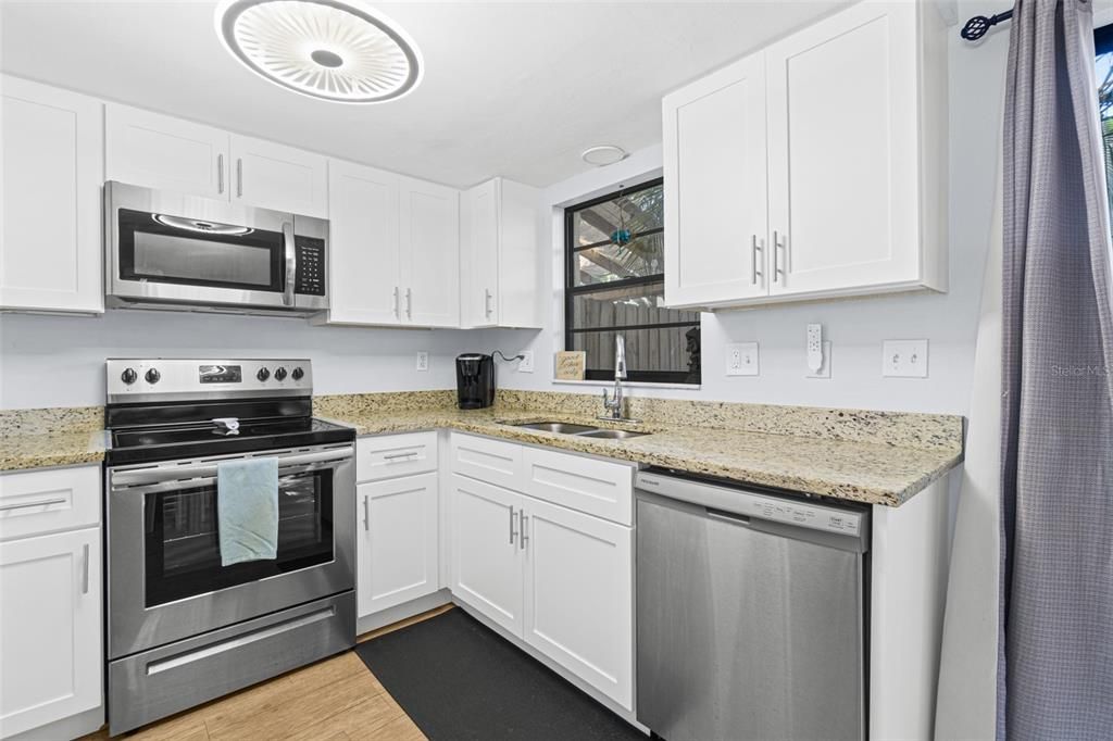 For Sale: $360,000 (2 beds, 1 baths, 1054 Square Feet)