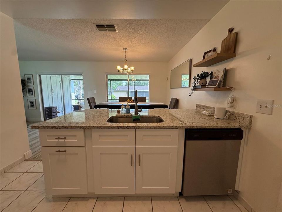 For Sale: $348,900 (2 beds, 2 baths, 1070 Square Feet)
